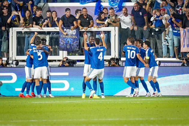 Italien: Fussball UEFA Champions League 2026 - 2027, 1. Spieltag - Como 1907 vs RB Leipzig - Giuseppe Sinigaglia (Como): Tor und Torjubel zum 1:0 durch Martin Baturina (Como 1907, 20) Freude, Emotionen, Jubel Copyright: xJOERANxSTEINSIEKx