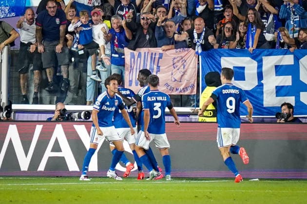 Italien: Fussball UEFA Champions League 2026 - 2027, 1. Spieltag - Como 1907 vs RB Leipzig - Giuseppe Sinigaglia (Como): Tor und Torjubel zum 1:0 durch Martin Baturina (Como 1907, 20) Freude, Emotionen, Jubel Copyright: xJOERANxSTEINSIEKx