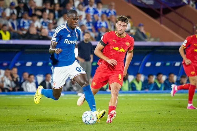 Italien: Fussball UEFA Champions League 2026 - 2027, 1. Spieltag - Como 1907 vs RB Leipzig - Giuseppe Sinigaglia (Como): Trevoh Chalobah (Como 1907, 99) Assan Ouedraogo (RB Leipzig, 8) Copyright: xJOERANxSTEINSIEKx