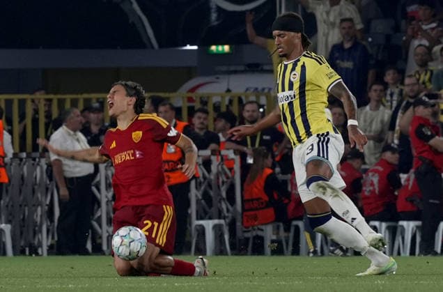 Fenerbahce v AS Roma - UEFA Champions League ISTANBUL, TURKIYE - SEPTEMBER 10: Fenerbahce s Archie Brown (3) competes for the ball against Roma s Paulo Dybala (21) during the UEFA Champions League 2026 27 league phase Matchday 1 match between Fenerbahce and Roma at Chobani Stadium in Istanbul, Turkiye, on September 10, 2026. Islam Yakut Anadolu Istanbul Turkey. Editorial use only. Please get in touch for any other usage.  Copyright: x2026xAnadoluxIslamxYakutx