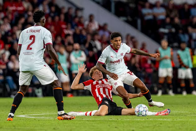 EINDHOVEN - (l-r) PSV Eindhoven midfielder Sven Mijnans and Shakhtar Donetsk defender Vinicius Tabios during the UEFA Champions League match between PSV and Shakhtar Donetsk at Philips Stadion on 10 September 2026 in Eindhoven, Netherlands. (Photo by DeFodi Images) -