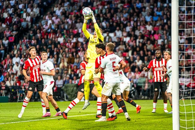 2026-09-10 PSV Eindhoven v Shaktar Donetsk - Champions League EINDHOVEN, NETHERLANDS - SEPTEMBER 10: Dmytro Riznyk keeper of FC Shakhtar Donetsk makes a save during the Champions League match between PSV Eindhoven and Shaktar Donetsk at Philips Stadion on September 10, 2026 in Eindhoven, Netherlands. Eindhoven Philips Stadion Netherlands Content not available for redistribution in The Netherlands directly or indirectly through any third parties. Copyright: xAndrexWeeningx