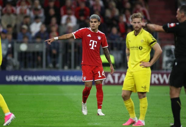 Fussball, Herren, Champions League, Saison 2026 2027, FC Bayern München - FK Bodö Glimt, 1.Spieltag, Allianz Arena Luis Diaz (FC Bayern München) stehend, hebt den rechten Arm