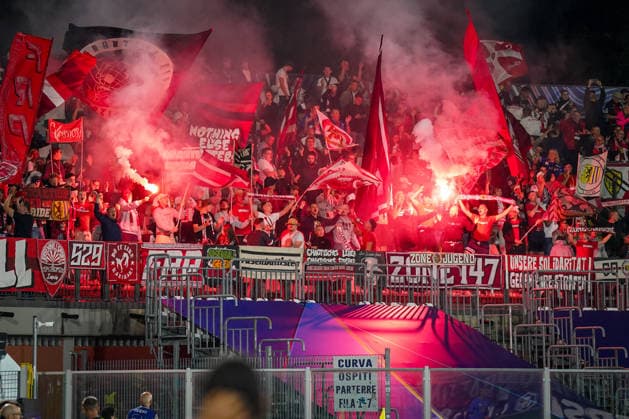 Italien: Fussball UEFA Champions League 2026 - 2027, 1. Spieltag - Como 1907 vs RB Leipzig - Giuseppe Sinigaglia (Como): Fans von RB Leipzig im Gästeblock des Stadions Giuseppe Sinigaglia in Como mit brennender Pyrotechnik, Bengalos und dichtem Rauch. Fußball, Champions League, RB Leipzig, Auswärtsfans, Zuschauer, Fans, Tribüne, Gästetribüne, Fankultur, Ultras, Pyrotechnik, Bengalo, Rauch, Fahnen, Banner, Transparente, Spruchbänder, Stimmung, Fanblock. Copyright: xJOERANxSTEINSIEKx