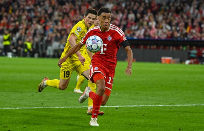 10.09.2026, xemx, Fussball UEFA Champions League, FC Bayern Muenchen - FK Bodö Glimt v.l. Sondre Brunstad Fet (FK Bodö Glimt), Jamal Musiala (FC Bayern Muenchen) Zweikampf, Aktion, action, battle for the ball Muenchen