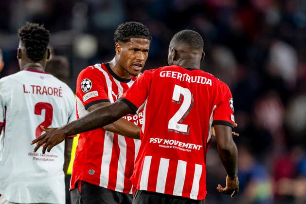 EINDHOVEN - (l-r) PSV Eindhoven defender Ryan Flamingo and PSV Eindhoven defender Lutsharel Geertruida had words after the UEFA Champions League match between PSV and Shakhtar Donetsk at Philips Stadion on 10 september 2026 in Eindhoven, Nederland. (Photo by DeFodi Images) -
