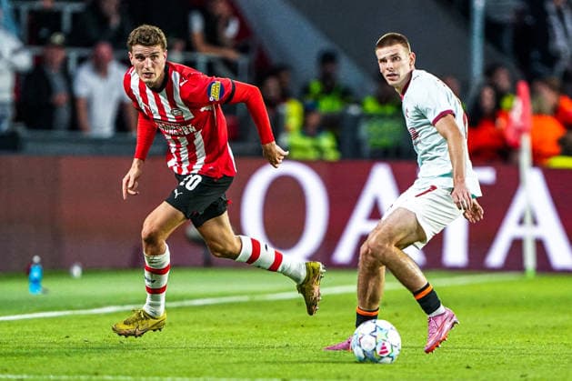 2026-09-10 PSV Eindhoven v Shaktar Donetsk - Champions League EINDHOVEN, NETHERLANDS - SEPTEMBER 10: Guus Til of PSV Eindhoven battles for possession with Oleh Ocheretko of FC Shakhtar Donetsk during the Champions League match between PSV Eindhoven and Shaktar Donetsk at Philips Stadion on September 10, 2026 in Eindhoven, Netherlands. Eindhoven Philips Stadion Netherlands Content not available for redistribution in The Netherlands directly or indirectly through any third parties. Copyright: xAndrexWeeningx