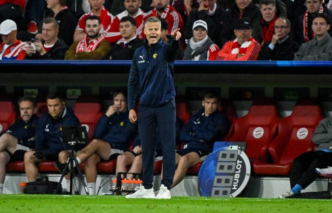 10.09.2026, xemx, Fussball UEFA Champions League, FC Bayern Muenchen - FK Bodö Glimt v.l. Cheftrainer Kjetil Knutsen (FK Bodö Glimt) gibt Anweisungen, gestikuliert mit den Armen, gesticulate, gives instructions Muenchen