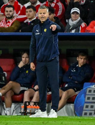 10.09.2026, xemx, Fussball UEFA Champions League, FC Bayern Muenchen - FK Bodö Glimt v.l. Cheftrainer Kjetil Knutsen (FK Bodö Glimt) gibt Anweisungen, gestikuliert mit den Armen, gesticulate, gives instructions Muenchen