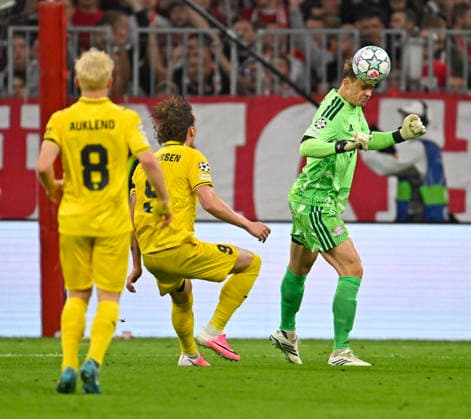 RECORD DATE NOT STATED 10.09.2026, Fussball UEFA Championsleague 2026 2027: 1.Spieltag, FC Bayern München - FK Bodo Glimt, in der Allianz-Arena München, v.l. Sondre Auklend (FK Bodo Glimt) und Andreas Helmersen (FK Bodo Glimt) gegen Torwart Manuel Neuer (FC Bayern München) . Torwart Manuel Neuer (FC Bayern München) wehrt den Ball mit dem Kopf ab.