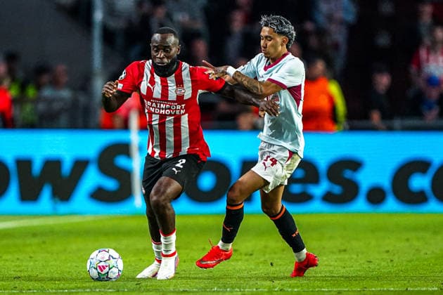 2026-09-10 PSV Eindhoven v Shaktar Donetsk - Champions League EINDHOVEN, NETHERLANDS - SEPTEMBER 10: Lutsharel Geertruida of PSV Eindhoven battles for possession with Isaque of FC Shakhtar Donetsk during the Champions League match between PSV Eindhoven and Shaktar Donetsk at Philips Stadion on September 10, 2026 in Eindhoven, Netherlands. Eindhoven Philips Stadion Netherlands Content not available for redistribution in The Netherlands directly or indirectly through any third parties. Copyright: xAndrexWeeningx