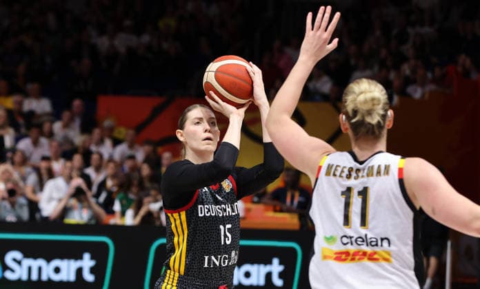 Luisa Geiselsöder am Ball, Emma Meesseman Zweikampf Spielszene Aktion Basketball FIBA World Cup Weltmeisterschaft Frauen WM Saison 2026 2027 10.09.2026 Belgien BEL vs DBB Deutschland GER