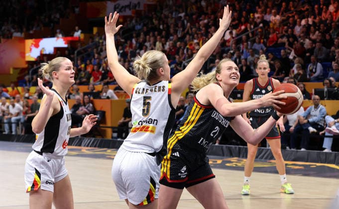 Becky Massey, Nastja Claessens, Marie Gülich am Ball Zweikampf Spielszene Aktion Basketball FIBA World Cup Weltmeisterschaft Frauen WM Saison 2026 2027 10.09.2026 Belgien BEL vs DBB Deutschland GER