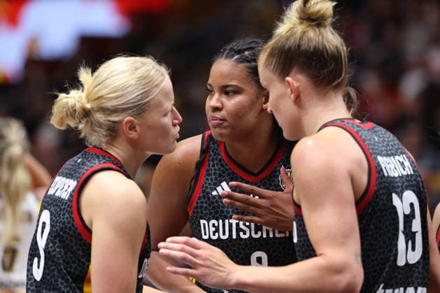 Emma Eichmeyer, Nyara Sabally, Leonie Fiebich, Spielerinnen beraten sich Aktion Oberkörper Basketball FIBA World Cup Weltmeisterschaft Frauen WM Saison 2026 2027 10.09.2026 Belgien BEL vs DBB Deutschland GER