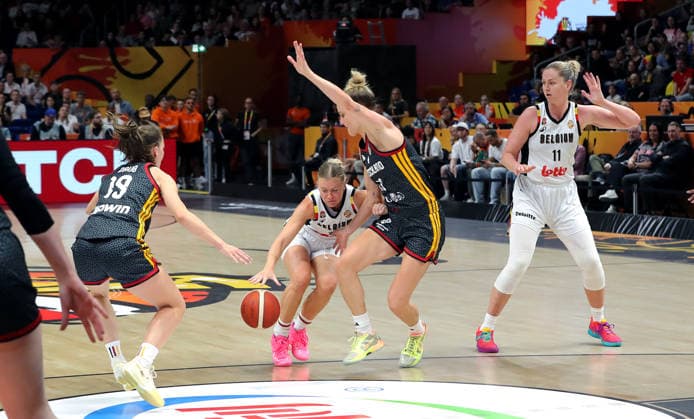 Britta Daub, Julie Vanloo am Ball, Leonie Fiebich, Emma Meesseman Zweikampf Spielszene Aktion Basketball FIBA World Cup Weltmeisterschaft Frauen WM Saison 2026 2027 10.09.2026 Belgien BEL vs DBB Deutschland GER