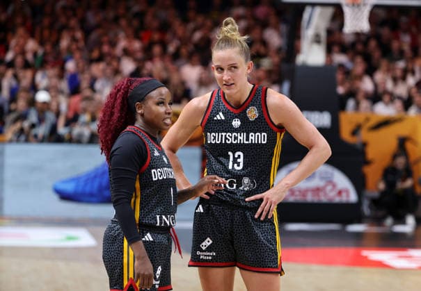 Alexis Peterson redet mit Leonie Fiebich Aktion Oberkörper Basketball FIBA World Cup Weltmeisterschaft Frauen WM Saison 2026 2027 10.09.2026 Belgien BEL vs DBB Deutschland GER