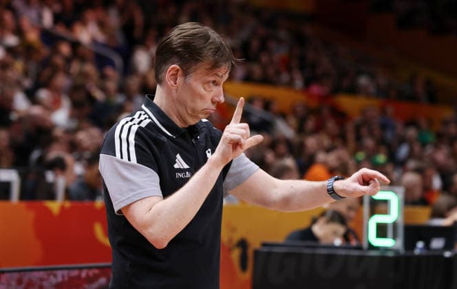 Bundestrainer Olaf Lange gibt Anweisungen Aktion Oberkörper Basketball FIBA World Cup Weltmeisterschaft Frauen WM Saison 2026 2027 10.09.2026 Belgien BEL vs DBB Deutschland GER