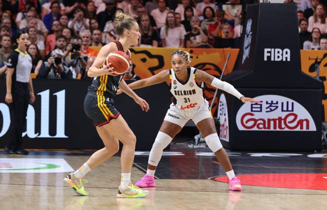 Leonie Fiebich am Ball, Maxuella Lisowa Mbaka Zweikampf Spielszene Aktion Basketball FIBA World Cup Weltmeisterschaft Frauen WM Saison 2026 2027 10.09.2026 Belgien BEL vs DBB Deutschland GER