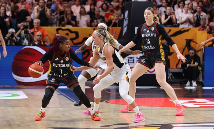 Alexis Peterson am Ball, Julie Allemand, Bethy Mununga, Luisa Geiselsöder Zweikampf Spielszene Aktion Basketball FIBA World Cup Weltmeisterschaft Frauen WM Saison 2026 2027 10.09.2026 Belgien BEL vs DBB Deutschland GER