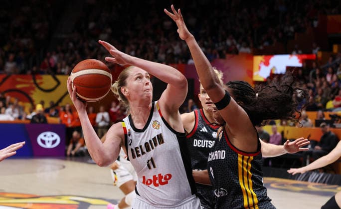 Emma Meesseman am Ball, Nyara Sabally Zweikampf Spielszene Aktion Basketball FIBA World Cup Weltmeisterschaft Frauen WM Saison 2026 2027 10.09.2026 Belgien BEL vs DBB Deutschland GER