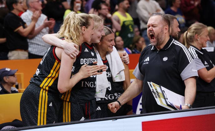 Marie Gülich, Frieda Bühner, Alexandra Wilke, Co Trainer Stefan Möller, deutsche Mannschaft jubelt nach Spielende und erreicht das Halbfinale Basketball FIBA World Cup Weltmeisterschaft Frauen WM Saison 2026 2027 10.09.2026 Belgien BEL vs DBB Deutschland GER
