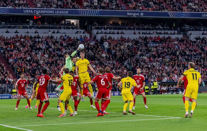 Manuel Neuer (Torwart, FC Bayern Muenchen, 01) bei der Faustabwehr gegen Odin Bjortuft (FK Bodo Glimt, 04) GER, FC Bayern Muenchen vs. FK Bodo Glimt, Fussball, UEFA Champions League, Ligaphase, 1. Spieltag, Spielzeit 2026 2027, 10.09.2026 (DFL DFB REGULATIONS PROHIBIT ANY USE OF PHOTOGRAPHS as IMAGE SEQUENCES and or QUASI-VIDEO). Foto: HMB Media Heike Feiner Copyright: HMBxMedia HeikexFeiner