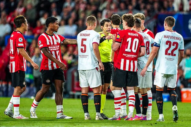 2026-09-10 PSV Eindhoven v Shaktar Donetsk - Champions League EINDHOVEN, NETHERLANDS - SEPTEMBER 10: Ruben van Bommel of PSV Eindhoven is in discussion with Umut Meler referee during the Champions League match between PSV Eindhoven and Shaktar Donetsk at Philips Stadion on September 10, 2026 in Eindhoven, Netherlands. Eindhoven Philips Stadion Netherlands Content not available for redistribution in The Netherlands directly or indirectly through any third parties. Copyright: xAndrexWeeningx