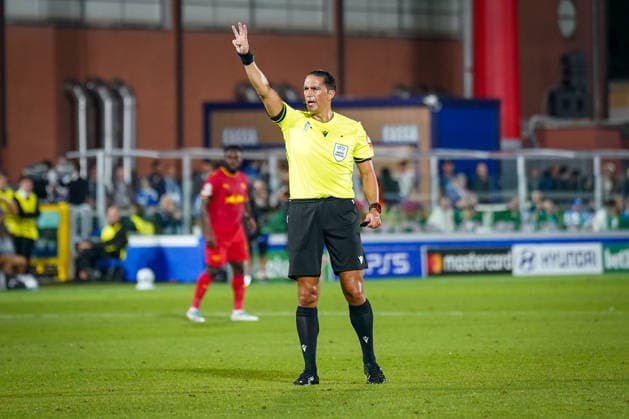 Italien: Fussball UEFA Champions League 2026 - 2027, 1. Spieltag - Como 1907 vs RB Leipzig - Giuseppe Sinigaglia (Como): Schiedsrichter Serdar Gözübüyük (Niederlande) Geste, Gestik, Emotion, Mimik, Gesichtsausdruck, Emotion Copyright: xJOERANxSTEINSIEKx
