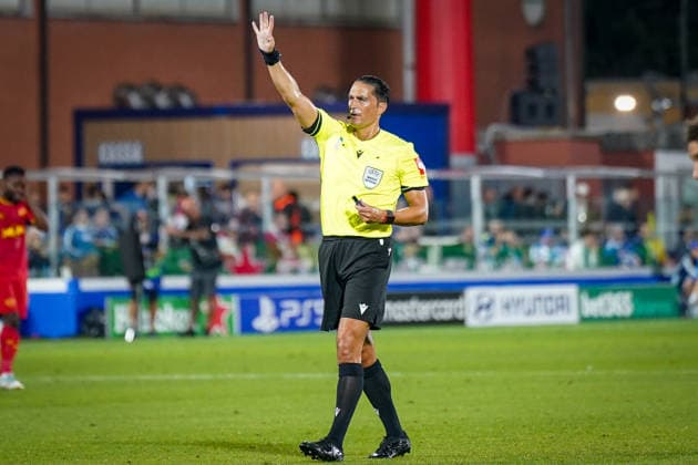 Italien: Fussball UEFA Champions League 2026 - 2027, 1. Spieltag - Como 1907 vs RB Leipzig - Giuseppe Sinigaglia (Como): Schiedsrichter Serdar Gözübüyük (Niederlande) Geste, Gestik, Emotion, Mimik, Gesichtsausdruck, Emotion Copyright: xJOERANxSTEINSIEKx