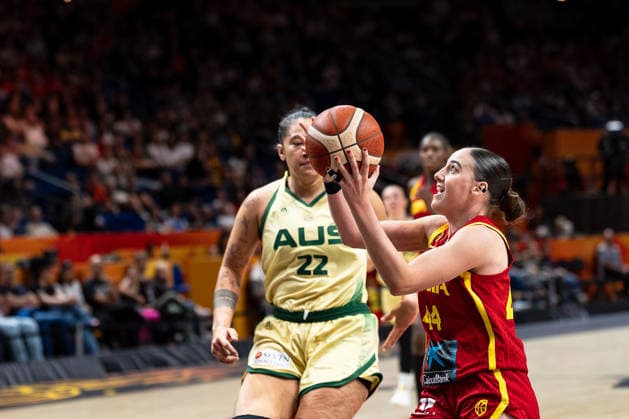 Iyana Martin (Spanien, 44) am Ball, Zitina Aokuso (Australien, 22), GER, Australien vs. Spanien, Basketball, FIBA Women s World Cup 2026, Viertelfinale, 10.09.2026 GER, Australien vs. Spanien, Basketball, FIBA Women s World Cup 2026, Viertelfinale, 10.09.2026 Berlin Copyright: xEibner-Pressefoto MaxxVincenx EP_MVN