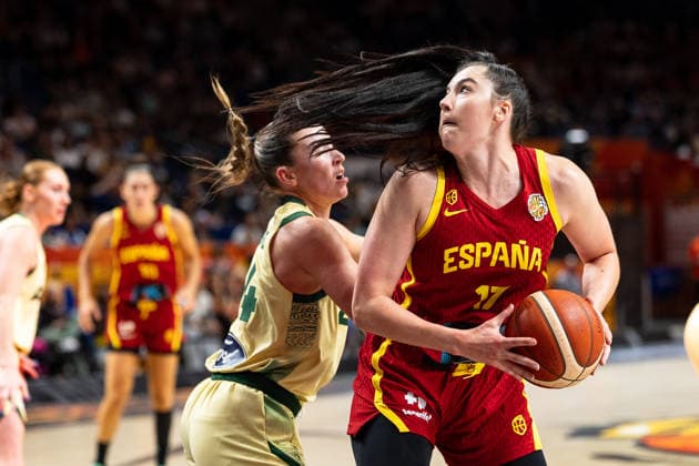Megan Gustafson (Spanien, 17) am Ball, Isabelle Bourne (Australien, 34), GER, Australien vs. Spanien, Basketball, FIBA Women s World Cup 2026, Viertelfinale, 10.09.2026 GER, Australien vs. Spanien, Basketball, FIBA Women s World Cup 2026, Viertelfinale, 10.09.2026 Berlin Copyright: xEibner-Pressefoto MaxxVincenx EP_MVN