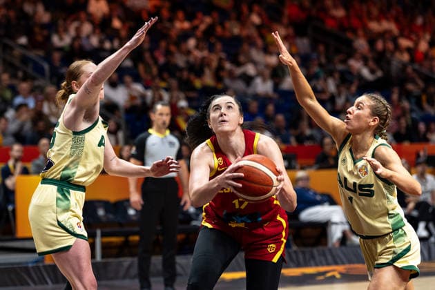 Megan Gustafson (Spanien, 17) am Ball, Chloe Bibby (Australien, 55), Miela Sowah (Australien, 01), GER, Australien vs. Spanien, Basketball, FIBA Women s World Cup 2026, Viertelfinale, 10.09.2026 GER, Australien vs. Spanien, Basketball, FIBA Women s World Cup 2026, Viertelfinale, 10.09.2026 Berlin Copyright: xEibner-Pressefoto MaxxVincenx EP_MVN