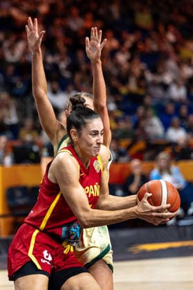 Maria Conde (Spanien, 10) im Dribbling gegen Miela Sowah (Australien, 01), GER, Australien vs. Spanien, Basketball, FIBA Women s World Cup 2026, Viertelfinale, 10.09.2026 GER, Australien vs. Spanien, Basketball, FIBA Women s World Cup 2026, Viertelfinale, 10.09.2026 Berlin Copyright: xEibner-Pressefoto MaxxVincenx EP_MVN
