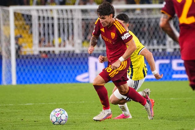 ISTANBUL, TURKEY - SEPTEMBER 10: Ismail Yuksek (5) of Fenerbahce SK and Matias Soule (18) of Roma battle for the ball during the UEFA Champions League 2026 27 first week match between Fenerbahce SK and Roma at Fenerbahce Chobani Stadiumi on September 10, 2026 in Istanbul, Turkey. Istanbul Kadikoy TURKEY Copyright: xSeskimphotox Fenerbahce-Roma-1009 (119)