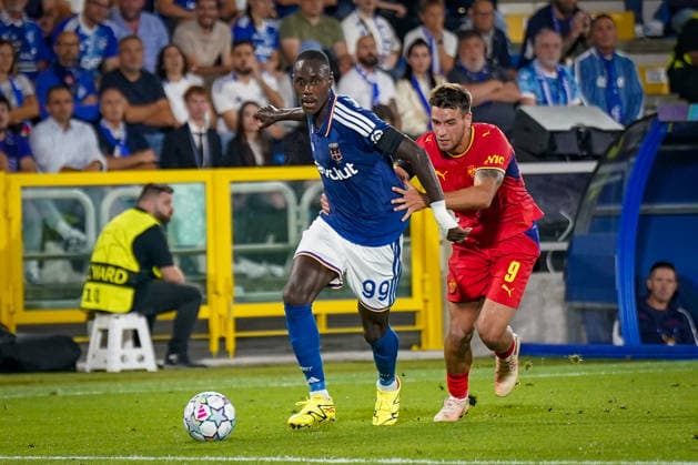 Italien: Fussball UEFA Champions League 2026 - 2027, 1. Spieltag - Como 1907 vs RB Leipzig - Giuseppe Sinigaglia (Como): Trevoh Chalobah (Como 1907, 99) Marc Guiu (RB Leipzig, 9) Copyright: xJOERANxSTEINSIEKx