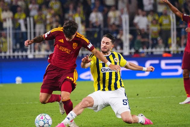 ISTANBUL, TURKEY - SEPTEMBER 10: Ismail Yuksek (5) of Fenerbahce SK and Matias Soule (18) of Roma battle for the ball during the UEFA Champions League 2026 27 first week match between Fenerbahce SK and Roma at Fenerbahce Chobani Stadiumi on September 10, 2026 in Istanbul, Turkey. Istanbul Kadikoy TURKEY Copyright: xSeskimphotox Fenerbahce-Roma-1009 (123)