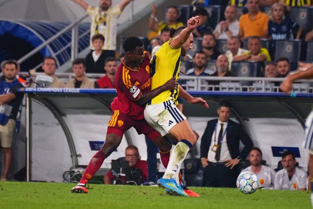 ISTANBUL, TURKEY - SEPTEMBER 10: Vedat Muriqi (R) of Fenerbahce SK and Evan N Dicka (5)of Roma battle for the ball during the UEFA Champions League 2026 27 first week match between Fenerbahce SK and Roma at Fenerbahce Chobani Stadiumi on September 10, 2026 in Istanbul, Turkey. Istanbul Kadikoy TURKEY Copyright: xSeskimphotox Fenerbahce-Roma-1009 (129)