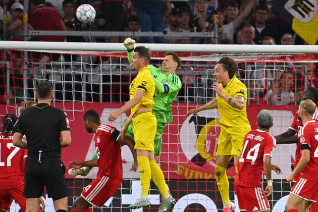 Manuel NEUER (Torwart Bayern Muenchen), pariert den Ball,Parade, Strafraumszene. Fussball Champions League,Saison 2026 27, Ligaphase FC Bayern Muenchen -Bodoe Glimt am 10.09.2026.