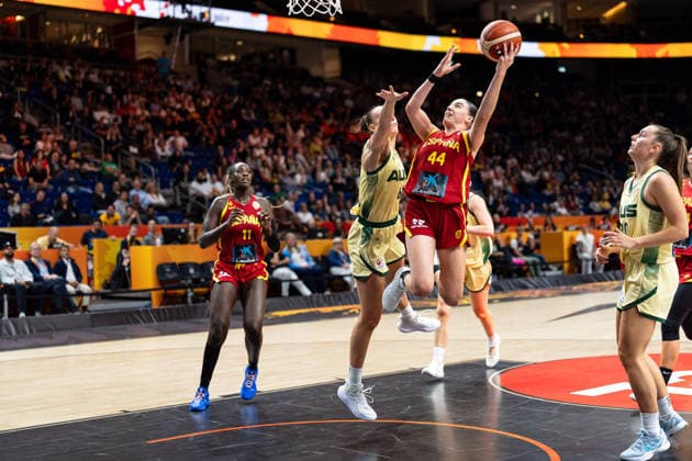 Iyana Martin (Spanien, 44) beim Korbleger, Steph Talbot (Australien, 06), GER, Australien vs. Spanien, Basketball, FIBA Women s World Cup 2026, Viertelfinale, 10.09.2026 GER, Australien vs. Spanien, Basketball, FIBA Women s World Cup 2026, Viertelfinale, 10.09.2026 Berlin Copyright: xEibner-Pressefoto MaxxVincenx EP_MVN
