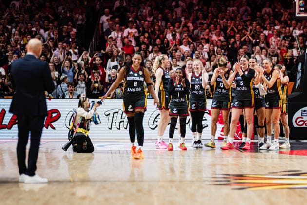 FIBA Women™s Basketball World Cup 2026: Belgien vs. Deutschland, 10.09.2026 Das Team feiert Nyara Sabally (Deutschland, 8) als MVP, JUBEL, jubeln, Deutschland steht im Halbfinale, nach Spielende, Feier, feiert;; Basketball, FIBA Women™s Basketball World Cup 2026, Final Phase, Viertelfinale: Belgien vs. Deutschland am 10.09.2026 in der Uber Arena, Berlin Copyright: xBEAUTIFULxSPORTS Tonhäuserx