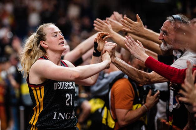 FIBA Women™s Basketball World Cup 2026: Belgien vs. Deutschland, 10.09.2026 Marie Gülich (Deutschland, 21) klatscht mit den Fans ab, Deutschland steht im Halbfinale, nach Spielende; Basketball, FIBA Women™s Basketball World Cup 2026, Final Phase, Viertelfinale: Belgien vs. Deutschland am 10.09.2026 in der Uber Arena, Berlin Copyright: xBEAUTIFULxSPORTS Tonhäuserx