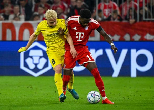 10.09.2026, xemx, Fussball UEFA Champions League, FC Bayern Muenchen - FK Bodö Glimt v.l. Sondre Auklend (FK Bodö Glimt), Alphonso Davies (FC Bayern Muenchen) Zweikampf, Aktion, action, battle for the ball Muenchen
