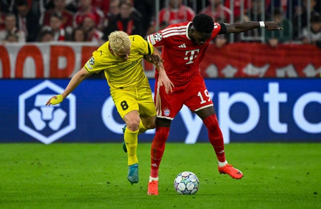 10.09.2026, xemx, Fussball UEFA Champions League, FC Bayern Muenchen - FK Bodö Glimt v.l. Sondre Auklend (FK Bodö Glimt), Alphonso Davies (FC Bayern Muenchen) Zweikampf, Aktion, action, battle for the ball Muenchen