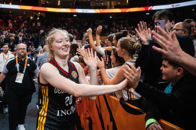 FIBA Women™s Basketball World Cup 2026: Belgien vs. Deutschland, 10.09.2026 Frieda Bühner (Deutschland, 20) klatscht mit den Fans ab, Deutschland steht im Halbfinale, nach Spielende; Basketball, FIBA Women™s Basketball World Cup 2026, Final Phase, Viertelfinale: Belgien vs. Deutschland am 10.09.2026 in der Uber Arena, Berlin Copyright: xBEAUTIFULxSPORTS Tonhäuserx