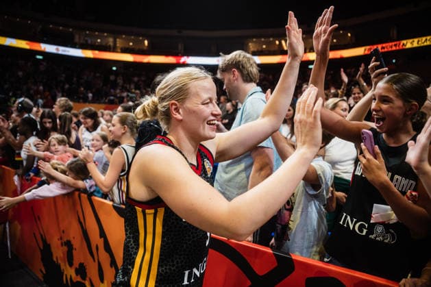 FIBA Women™s Basketball World Cup 2026: Belgien vs. Deutschland, 10.09.2026 Emma Eichmeyer (Deutschland, 9) klatscht mit den Fans ab, Deutschland steht im Halbfinale, nach Spielende; Basketball, FIBA Women™s Basketball World Cup 2026, Final Phase, Viertelfinale: Belgien vs. Deutschland am 10.09.2026 in der Uber Arena, Berlin Copyright: xBEAUTIFULxSPORTS Tonhäuserx