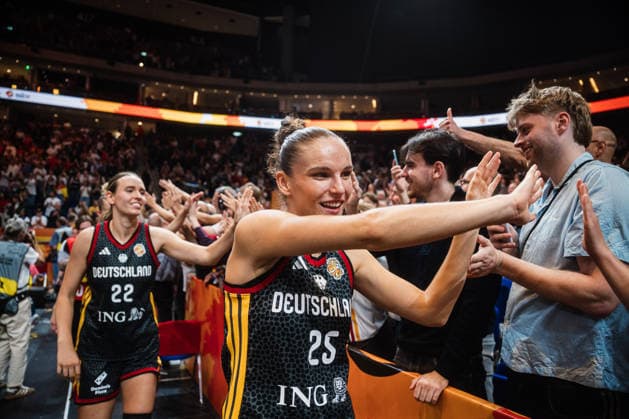 FIBA Women™s Basketball World Cup 2026: Belgien vs. Deutschland, 10.09.2026 Clara Bielefeld (Deutschland, 25) klatscht mit den Fans ab, Deutschland steht im Halbfinale, nach Spielende; Basketball, FIBA Women™s Basketball World Cup 2026, Final Phase, Viertelfinale: Belgien vs. Deutschland am 10.09.2026 in der Uber Arena, Berlin Copyright: xBEAUTIFULxSPORTS Tonhäuserx