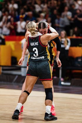 FIBA Women™s Basketball World Cup 2026: Belgien vs. Deutschland, 10.09.2026 Alexandra Wilke (Deutschland, 3) umarmt Luisa Geiselsoder (Deutschland, 15), JUBEL, jubeln, Deutschland steht im Halbfinale, nach Spielende, Feier, feiert; Basketball, FIBA Women™s Basketball World Cup 2026, Final Phase, Viertelfinale: Belgien vs. Deutschland am 10.09.2026 in der Uber Arena, Berlin Copyright: xBEAUTIFULxSPORTS Tonhäuserx
