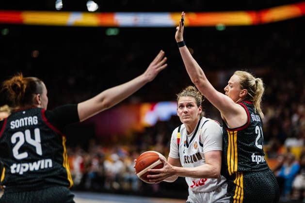 FIBA Women™s Basketball World Cup 2026: Belgien vs. Deutschland, 10.09.2026 Kyara Linskens (Belgien, 13) gegen Lina Sontag (Deutschland, 24) und Marie Gülich (Deutschland, 21); Basketball, FIBA Women™s Basketball World Cup 2026, Final Phase, Viertelfinale: Belgien vs. Deutschland am 10.09.2026 in der Uber Arena, Berlin Copyright: xBEAUTIFULxSPORTS Tonhäuserx