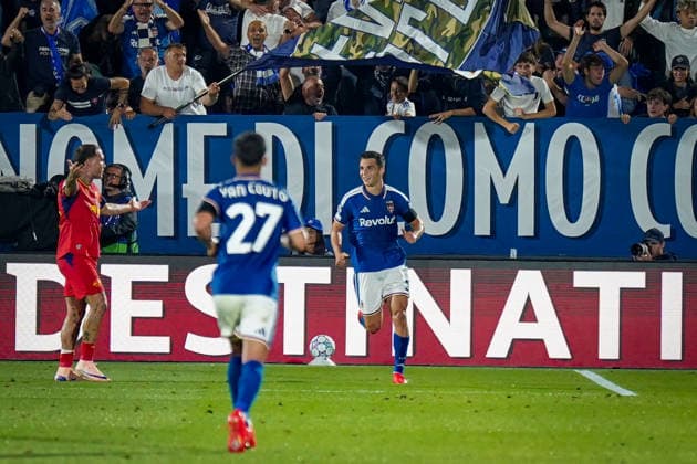 Italien: Fussball UEFA Champions League 2026 - 2027, 1. Spieltag - Como 1907 vs RB Leipzig - Giuseppe Sinigaglia (Como): Tor und Torjubel zum 2:0 durch Tasos Douvikas (Como 1907, 9) Freude, Emotionen, Jubel Copyright: xJOERANxSTEINSIEKx