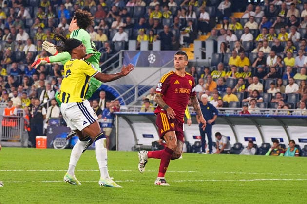 ISTANBUL, TURKEY - SEPTEMBER 10: Archie Brown (3) of Fenerbahce SK and Goalkeeper Mile Svilar , Gianluca Mancini (R) of Roma battle for the ball during the UEFA Champions League 2026 27 first week match between Fenerbahce SK and Roma at Fenerbahce Chobani Stadiumi on September 10, 2026 in Istanbul, Turkey. Istanbul Kadikoy TURKEY Copyright: xSeskimphotox Fenerbahce-Roma-1009 (220)
